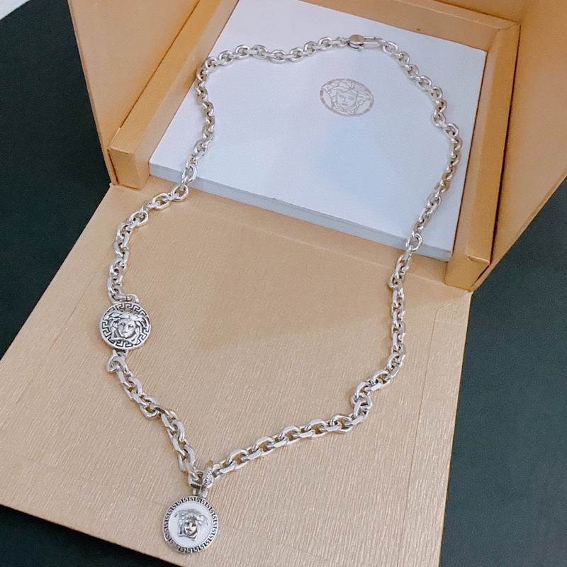 Versace necklace lyx239